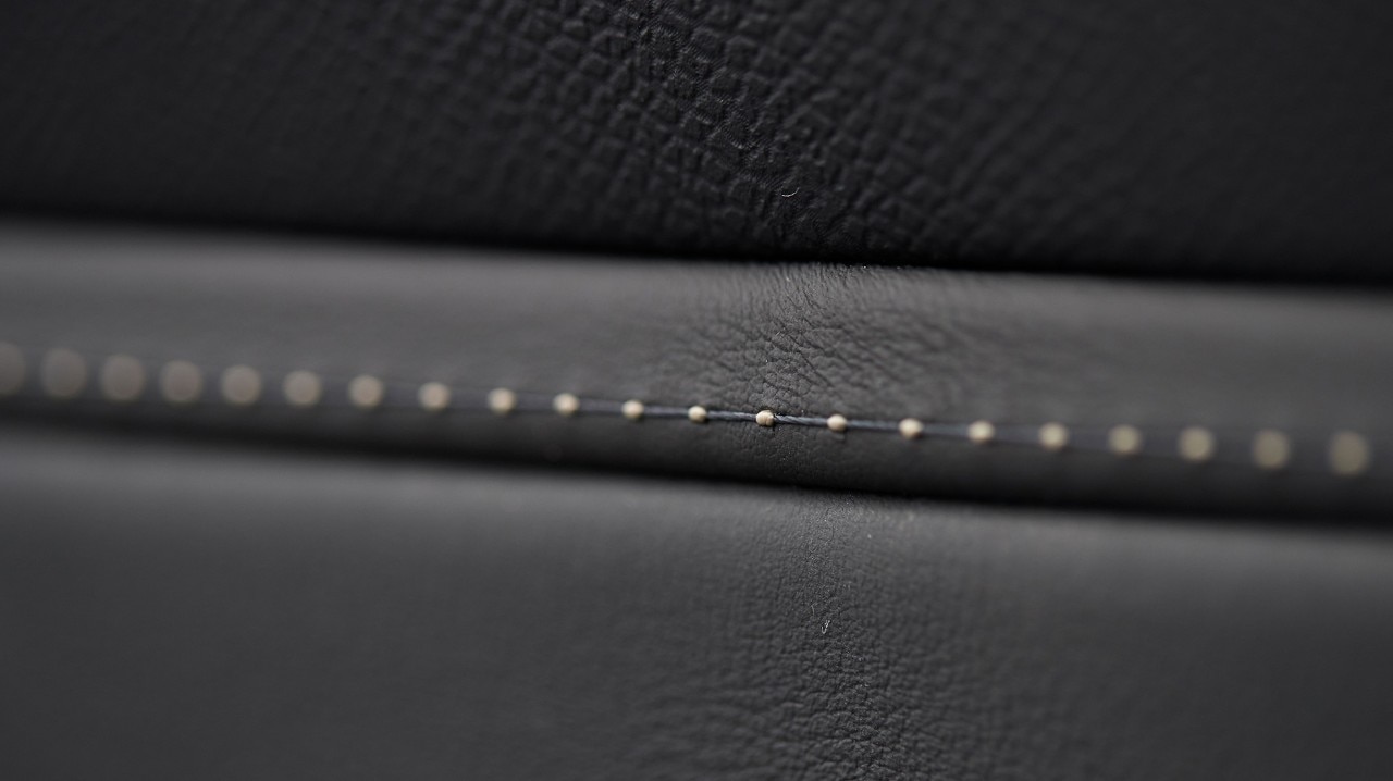 Končna obdelava z bisernimi dekorativnimi šivi DS Automobiles