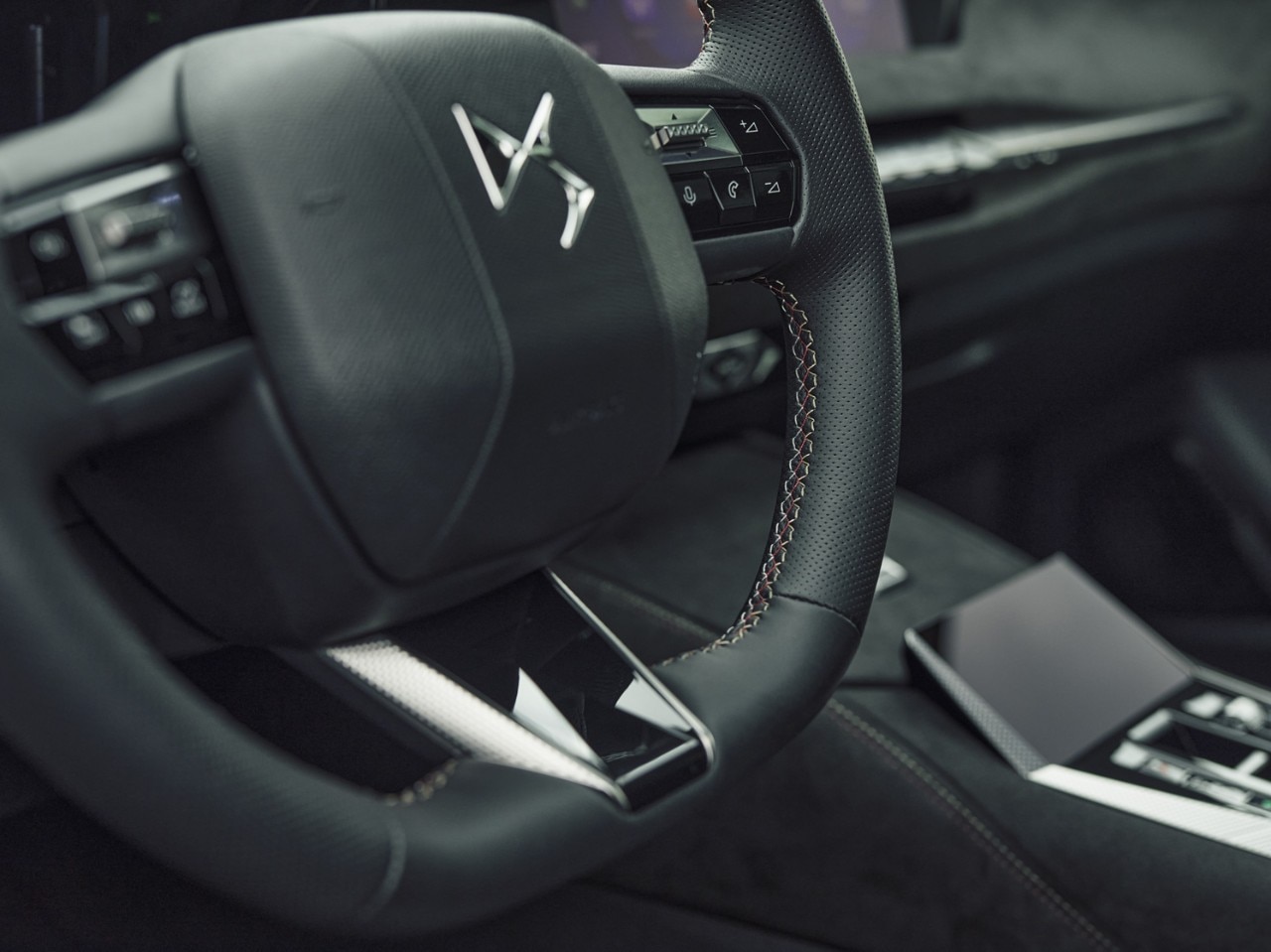 DS 4 Performance Line - volan s karbonskimi vlakni